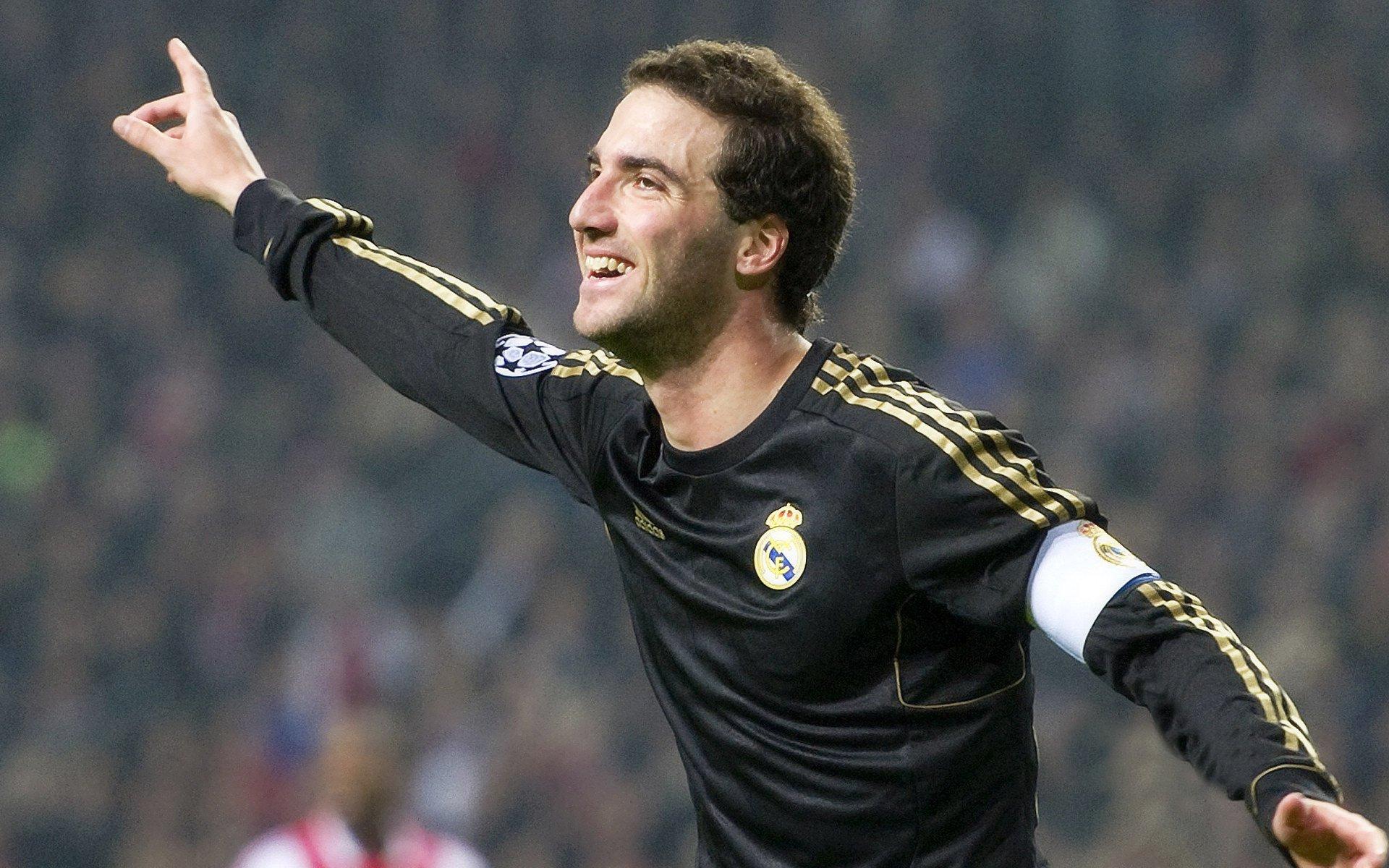 英超焦点战，曼城绝杀利物浦，阿圭罗补时建功锁定胜局