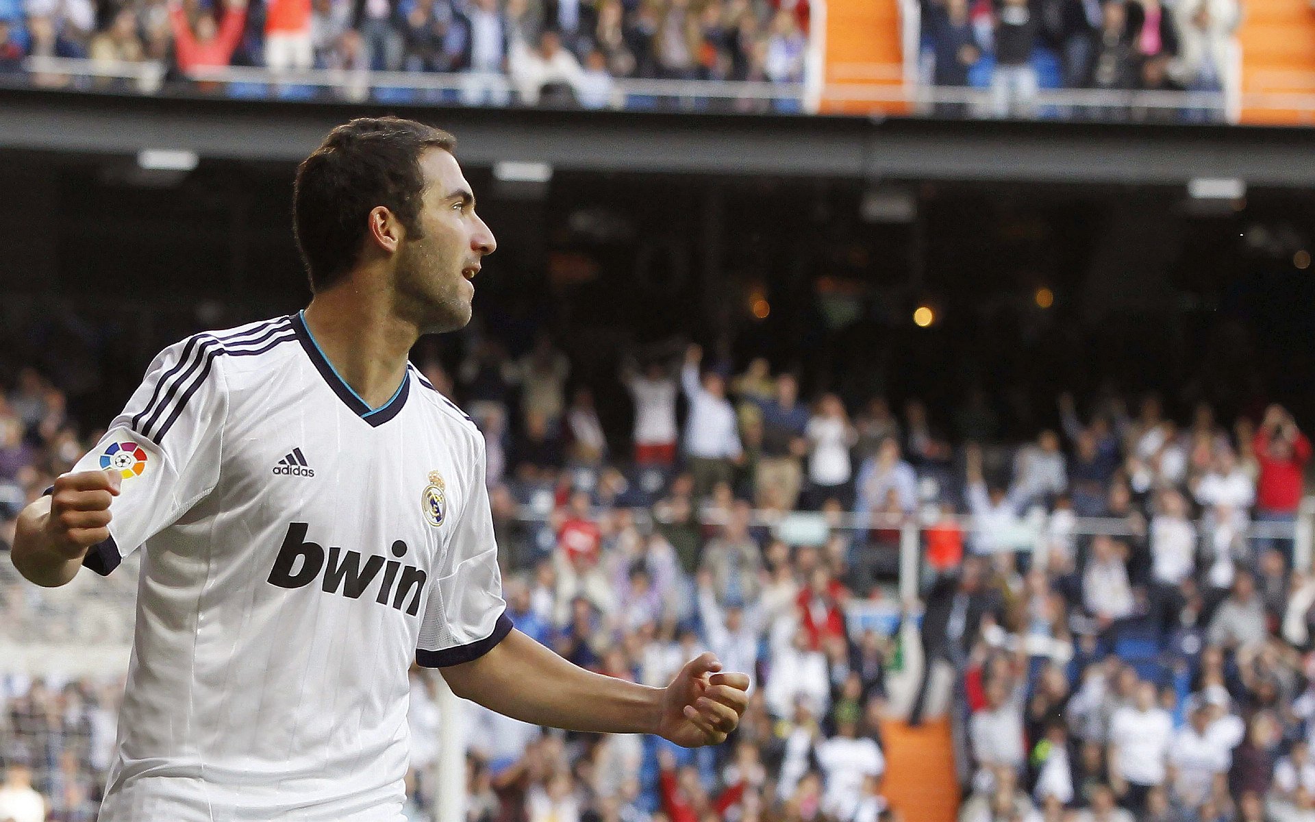 NBA季后赛激战正酣,勇士队逆转取胜挺进西部决赛